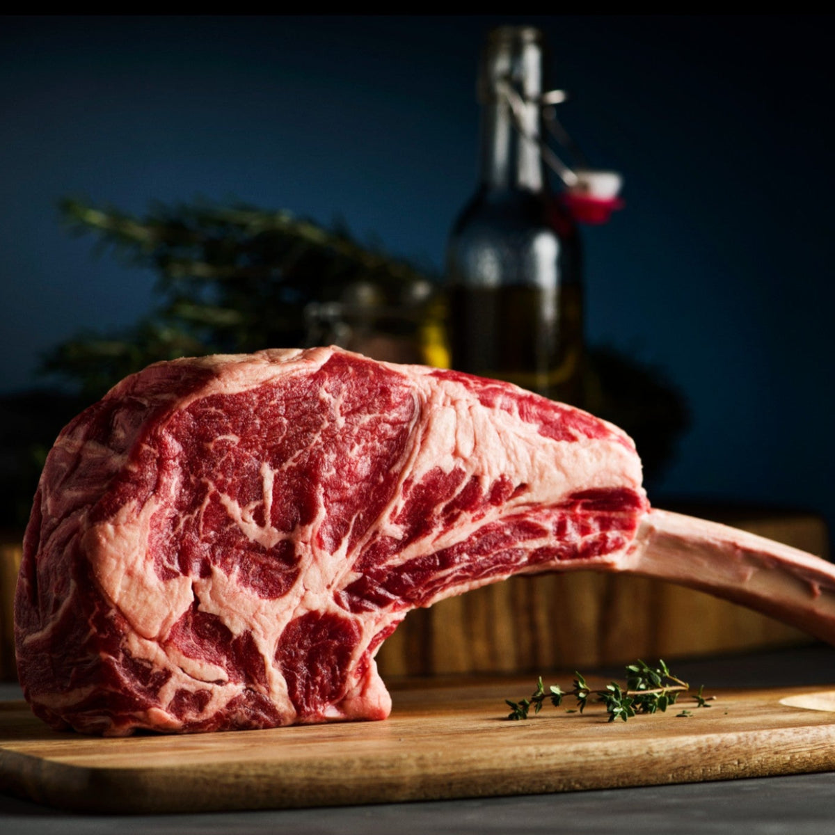Wagyu_Tomahawk_standing_on_Plate2